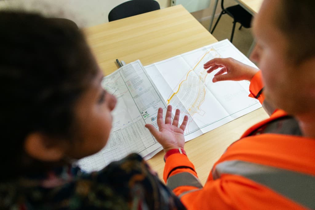 Equipo de ingeniería revisando planos en obra